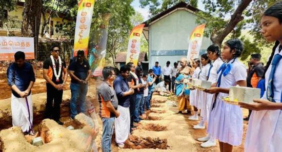 මුතුතම්බි විද්‍යාලයට ගම්මැද්දෙන් පුස්තකාලයක්.....